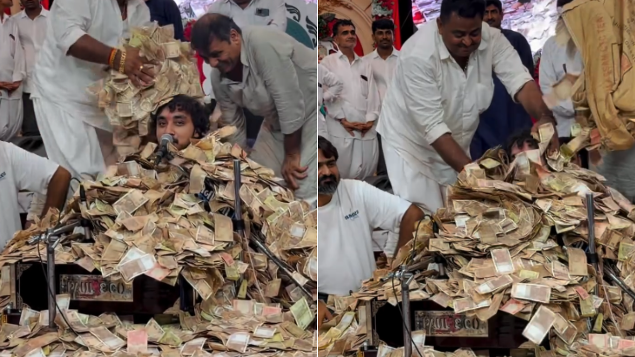 টাকার পাহাড়ে ঢাকা পড়েও গান চালিয়ে গেলেন গায়ক