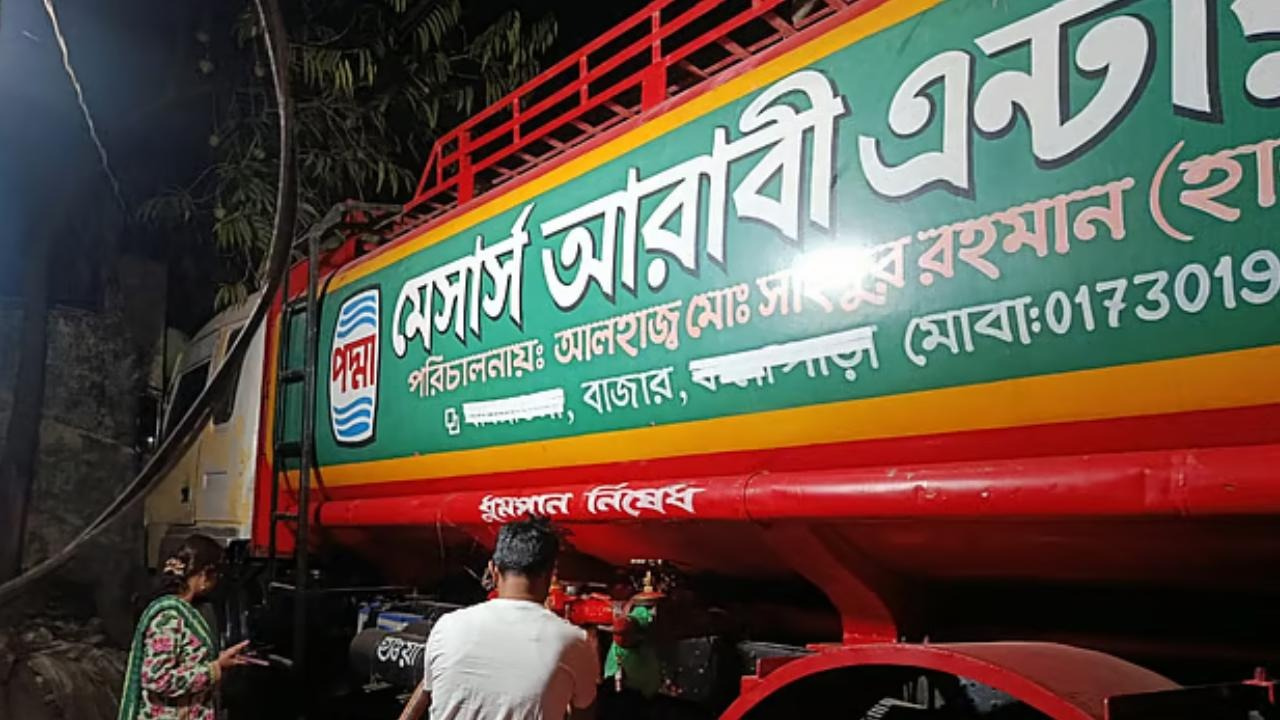 রাতের আঁধারে তেল মজুতের চেষ্টা, হাতেনাতে ধরলো প্রশাসন