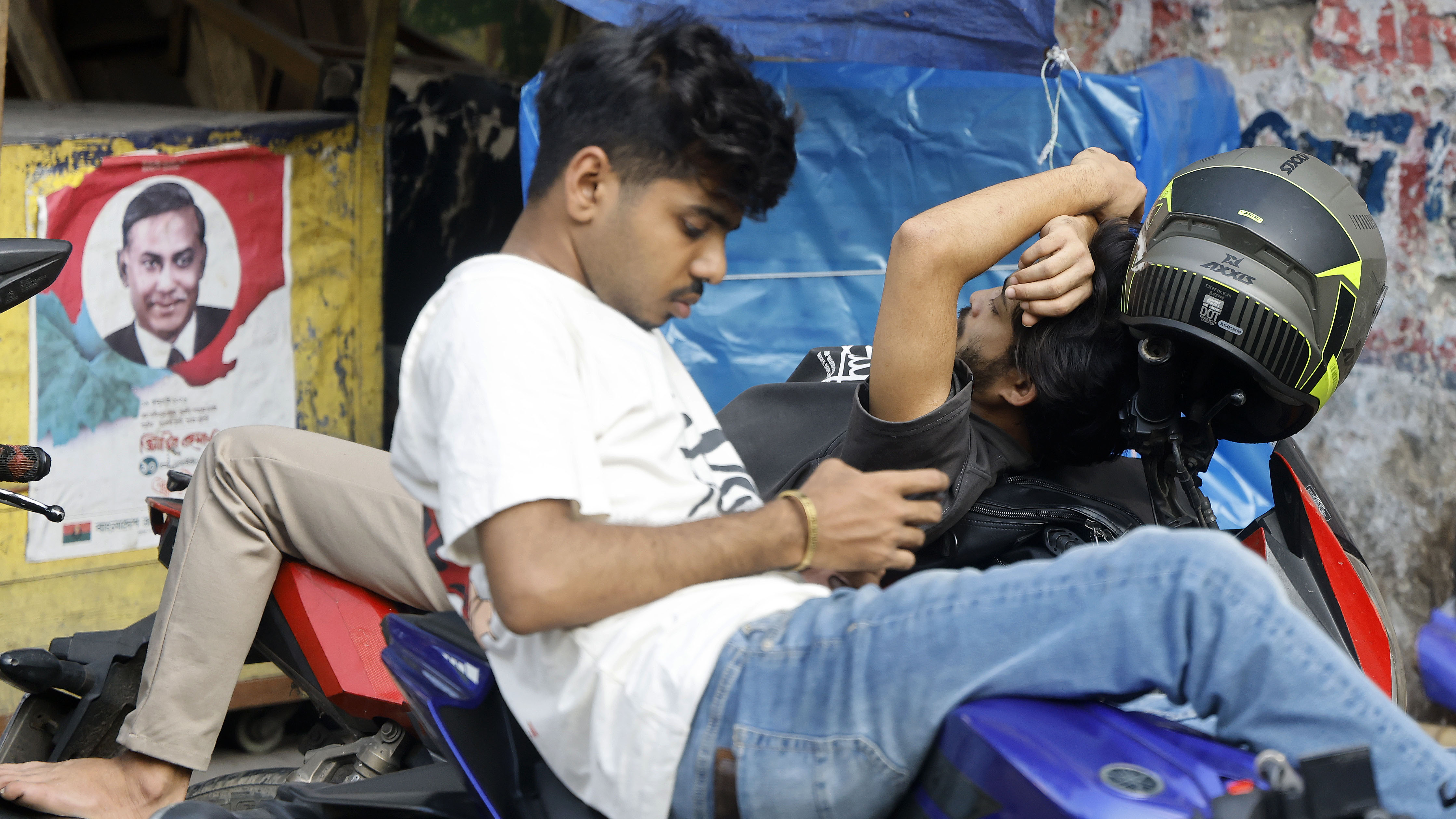 তেল নিতে এসে অনেকে সময় কাটান ঘুমিয়ে বা মোবাইলে গেম খেলে