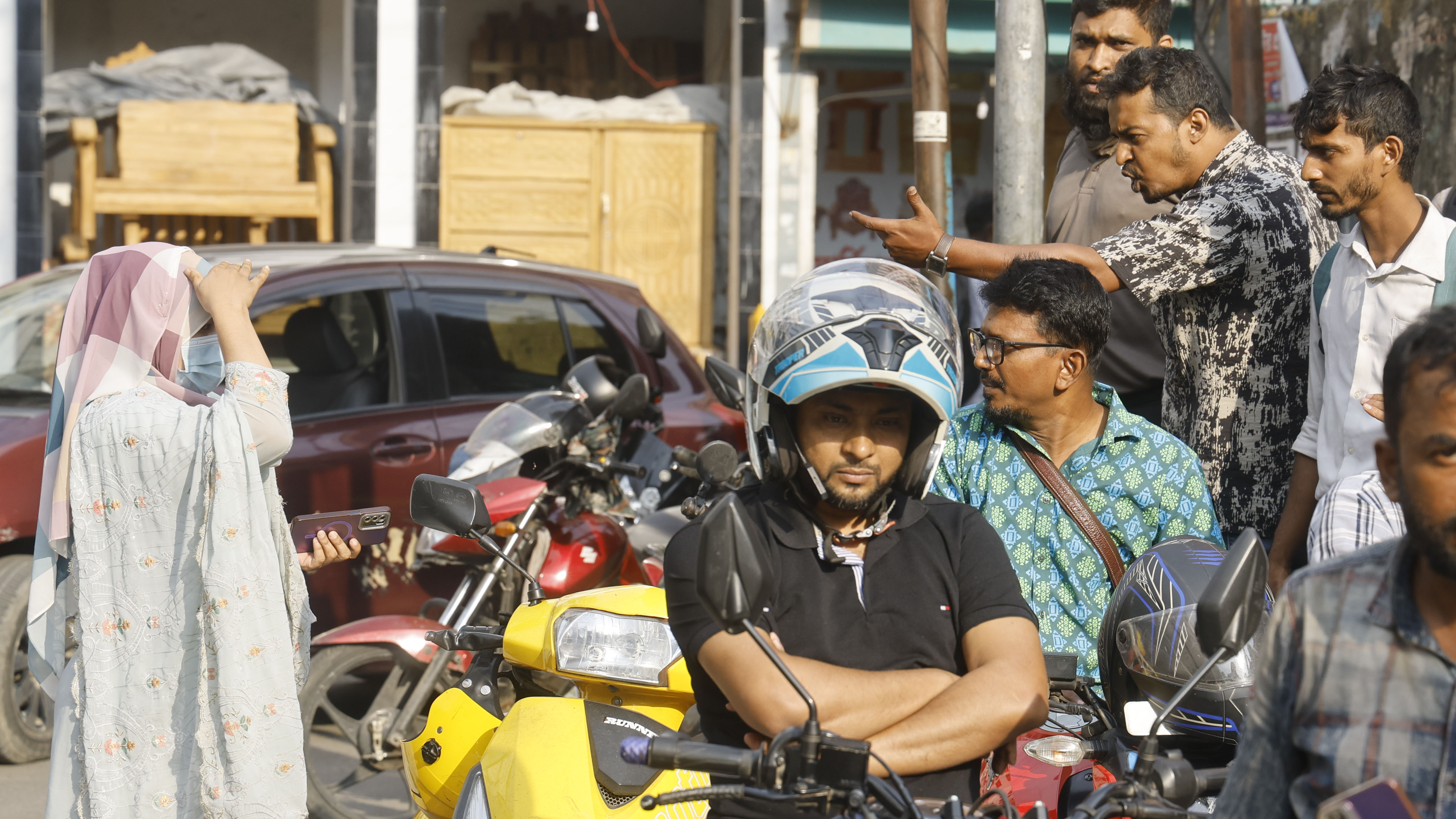 সিরিয়ালে দাঁড়ানো নিয়ে নারী চালকের সঙ্গে বাকবিতণ্ডা