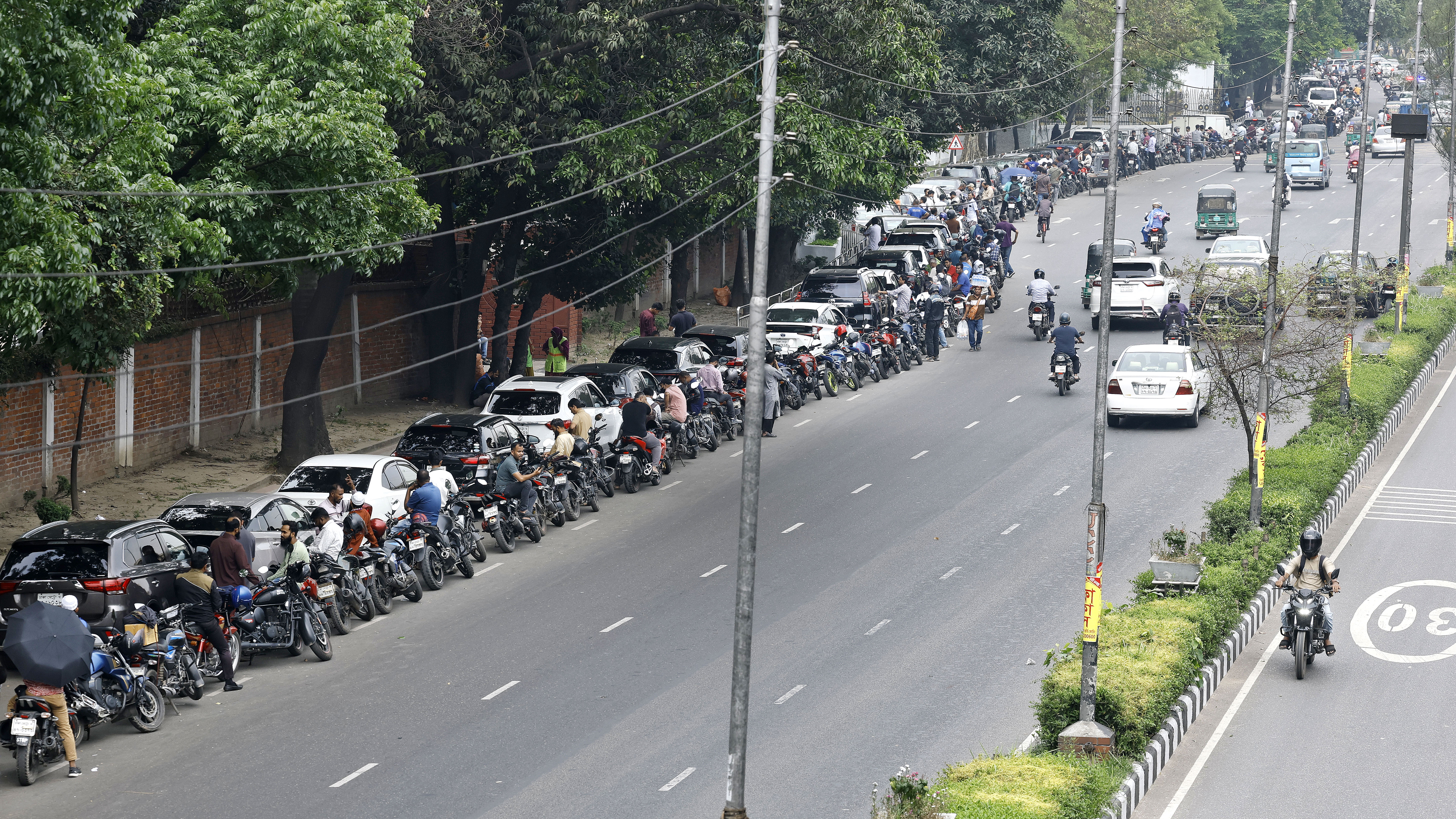 জ্বালানি তেলের জন্য দীর্ঘ লাইন
