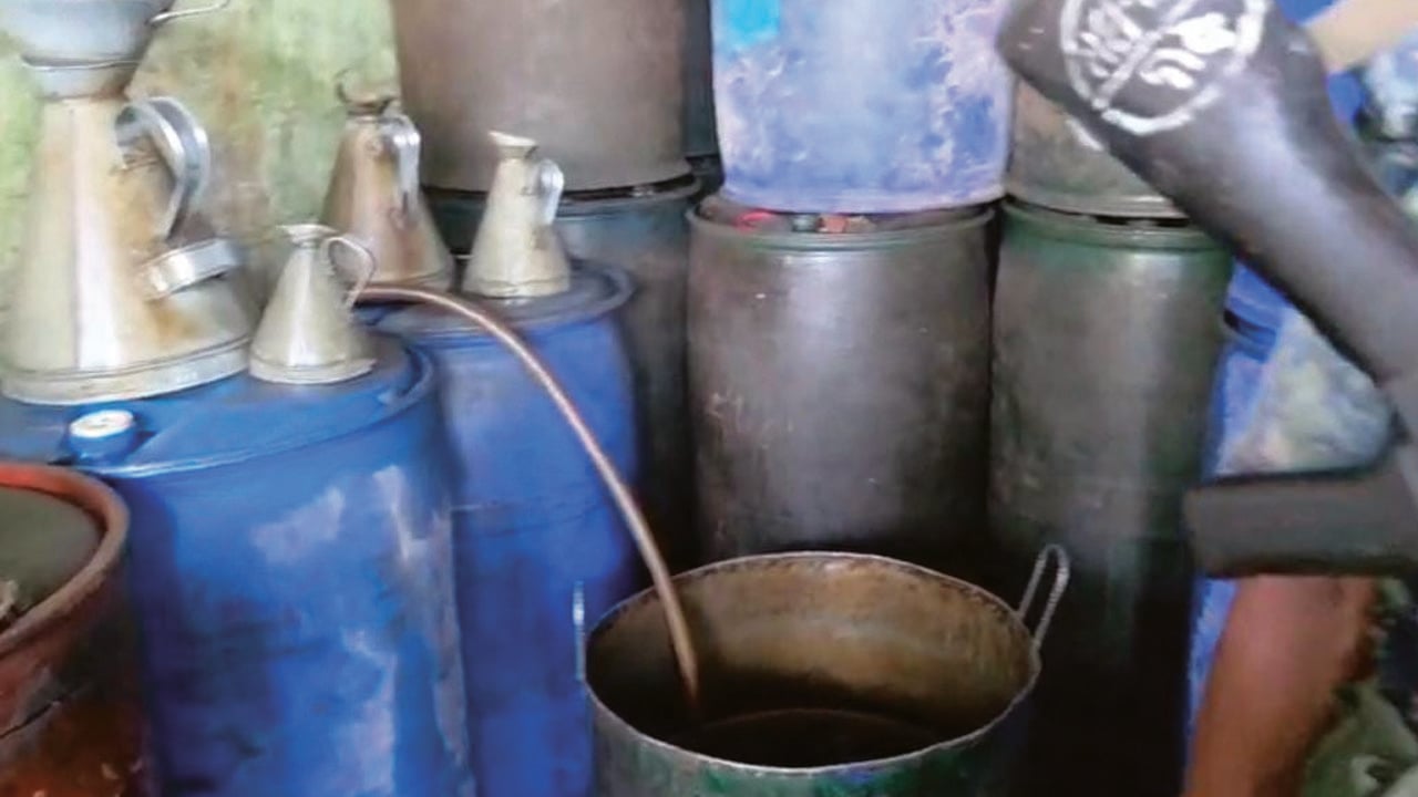 পাবনায় গোয়ালঘর থেকে দেড় হাজার লিটার জ্বালানি তেল জব্দ