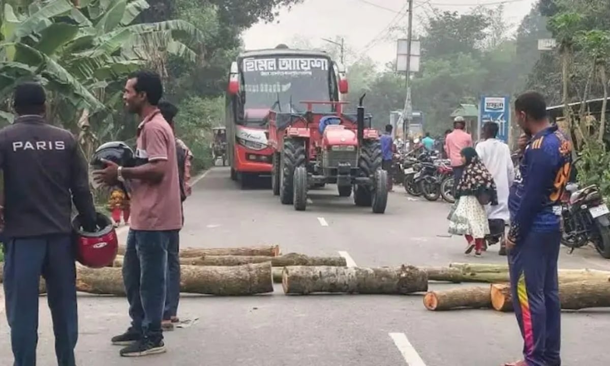 তেল না পেয়ে মোটরসাইকেল চালকদের সড়ক অবরোধ