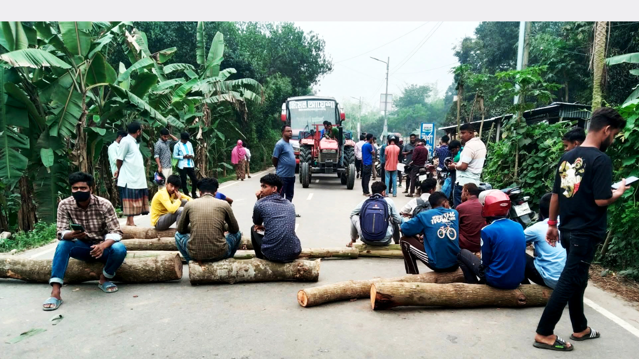 তেল না পেয়ে সড়ক অবরোধ মোটরসাইকেল চালকদের