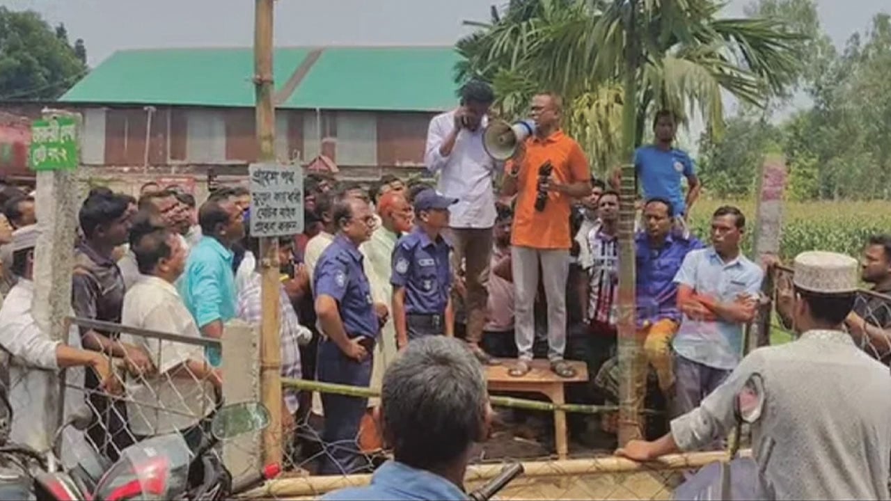 তেল পাম্পে মিছিল নিয়ে এসে ইউএনওর ওপর হামলা