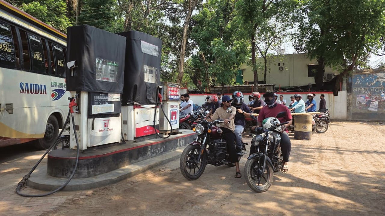 ৫ ঘণ্টা লাইনে দাঁড়িয়ে থাকার পর পাম্প থেকে জানায়, তেল শেষ