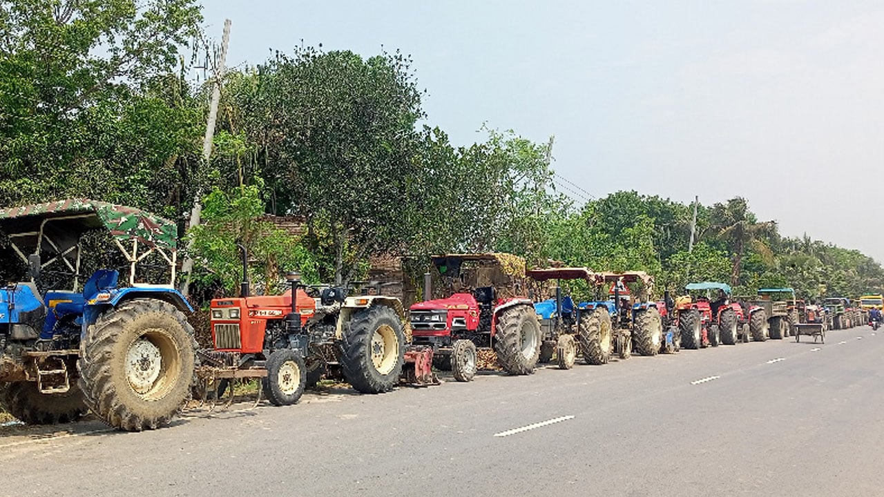 ডিজেলের অপেক্ষায় ট্রাক্টরের দীর্ঘ সারি