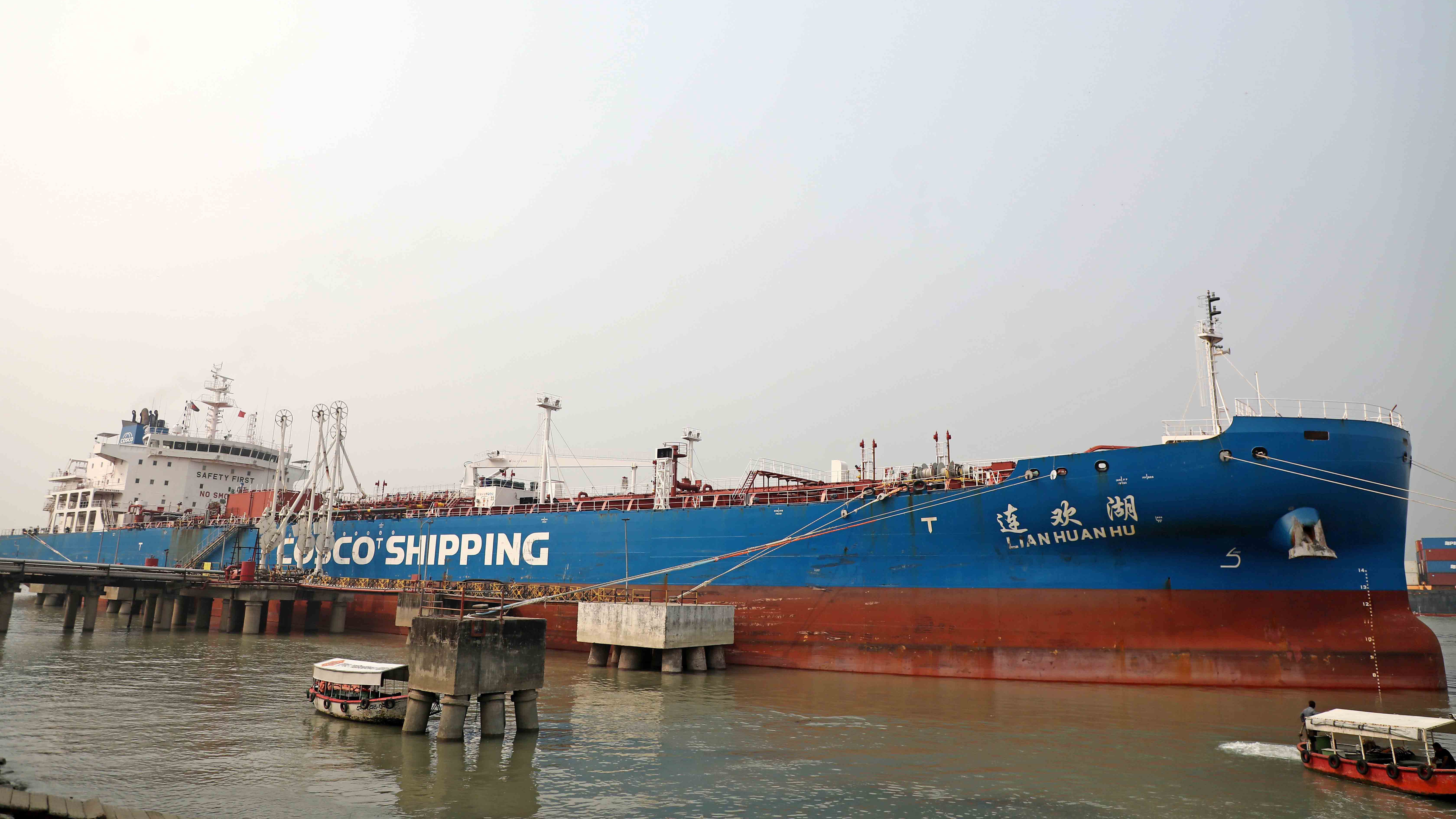 সমুদ্রসীমায় জ্বালানি নিয়ে ১৩ জাহাজ, নজরদারিতে নৌবাহিনী