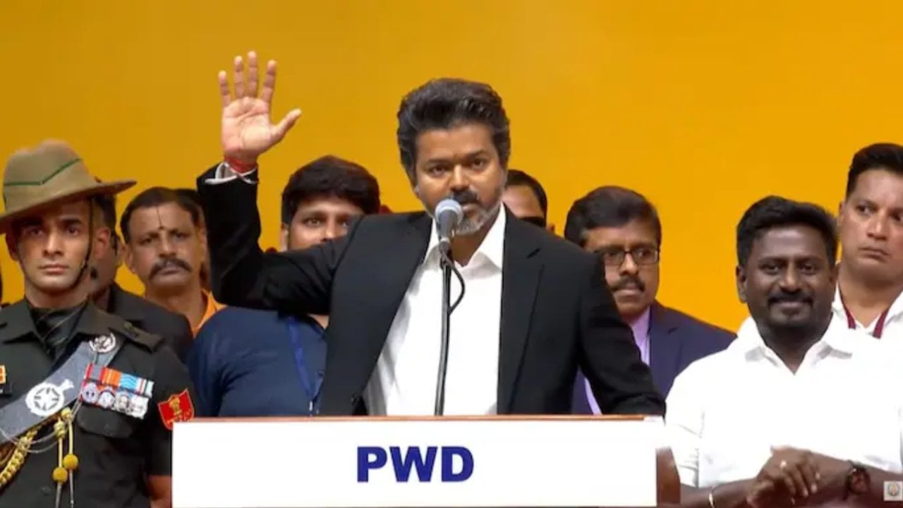 তামিলনাড়ুর মুখ্যমন্ত্রী হিসেবে শপথ নিলেন থালাপতি বিজয়