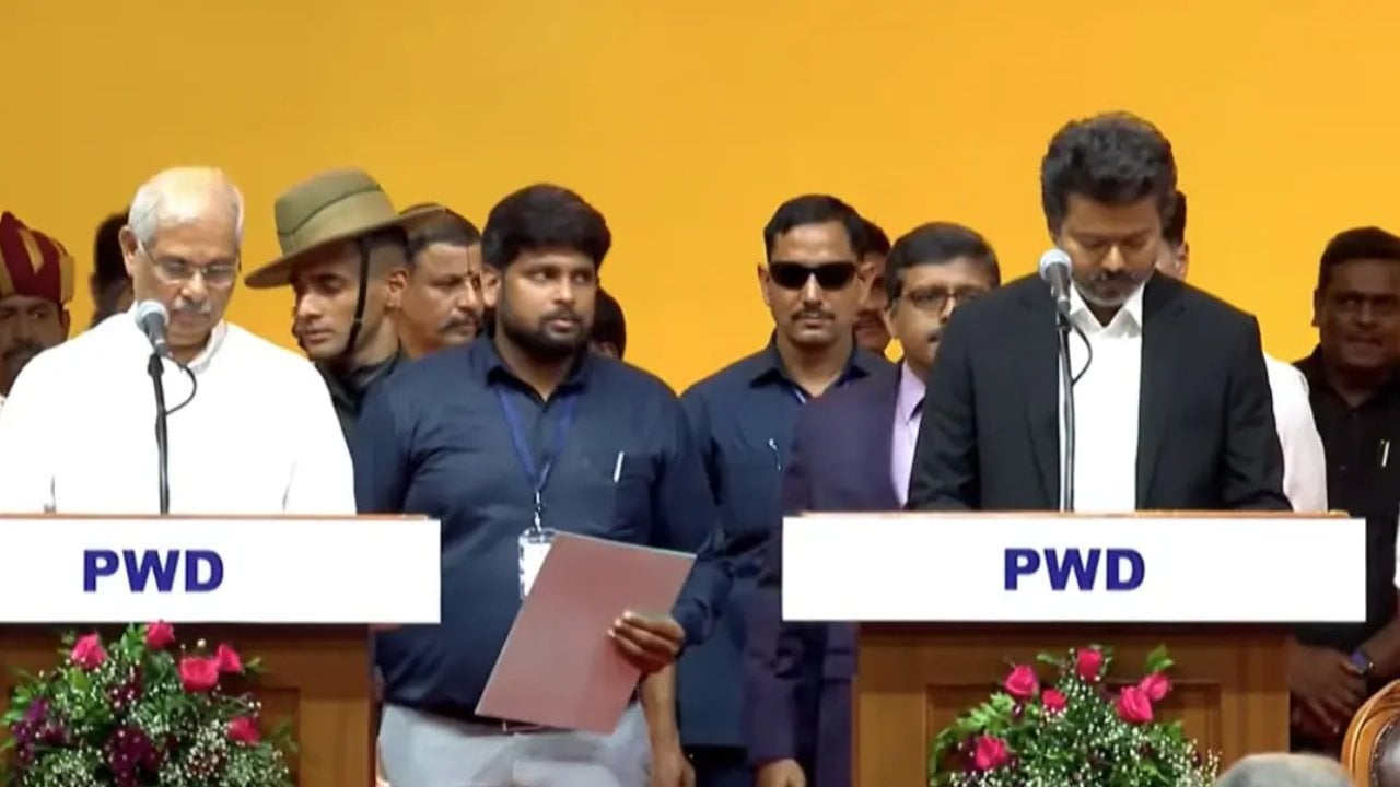 তামিলনাড়ুর মুখ্যমন্ত্রী হিসেবে শপথ নিলেন থালাপতি বিজয় ৩