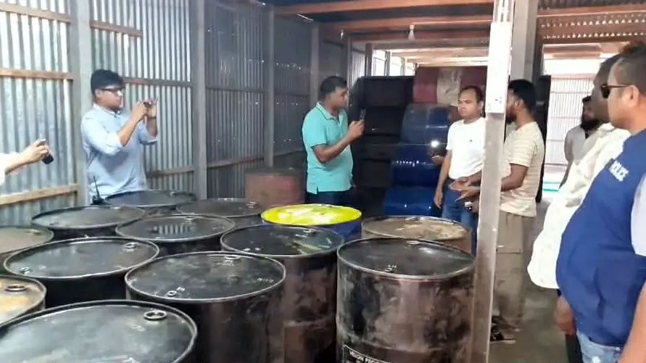 টাঙ্গাইলে ৪৬২০ লিটার তেল মজুত