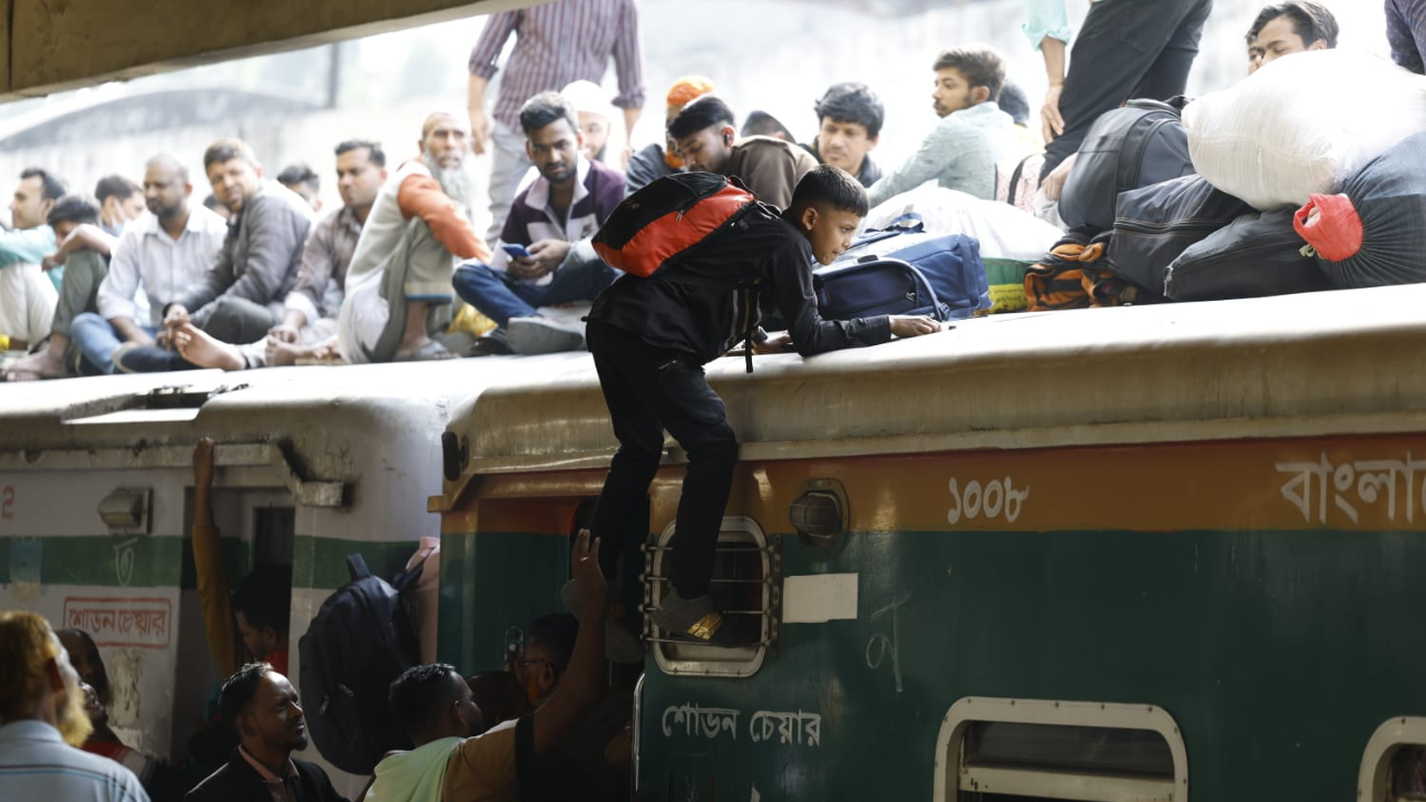 নির্বাচন উপলক্ষে ঘরমুখো মানুষের উপচে পড়া ভিড়, ভাড়া ৩ গুণ