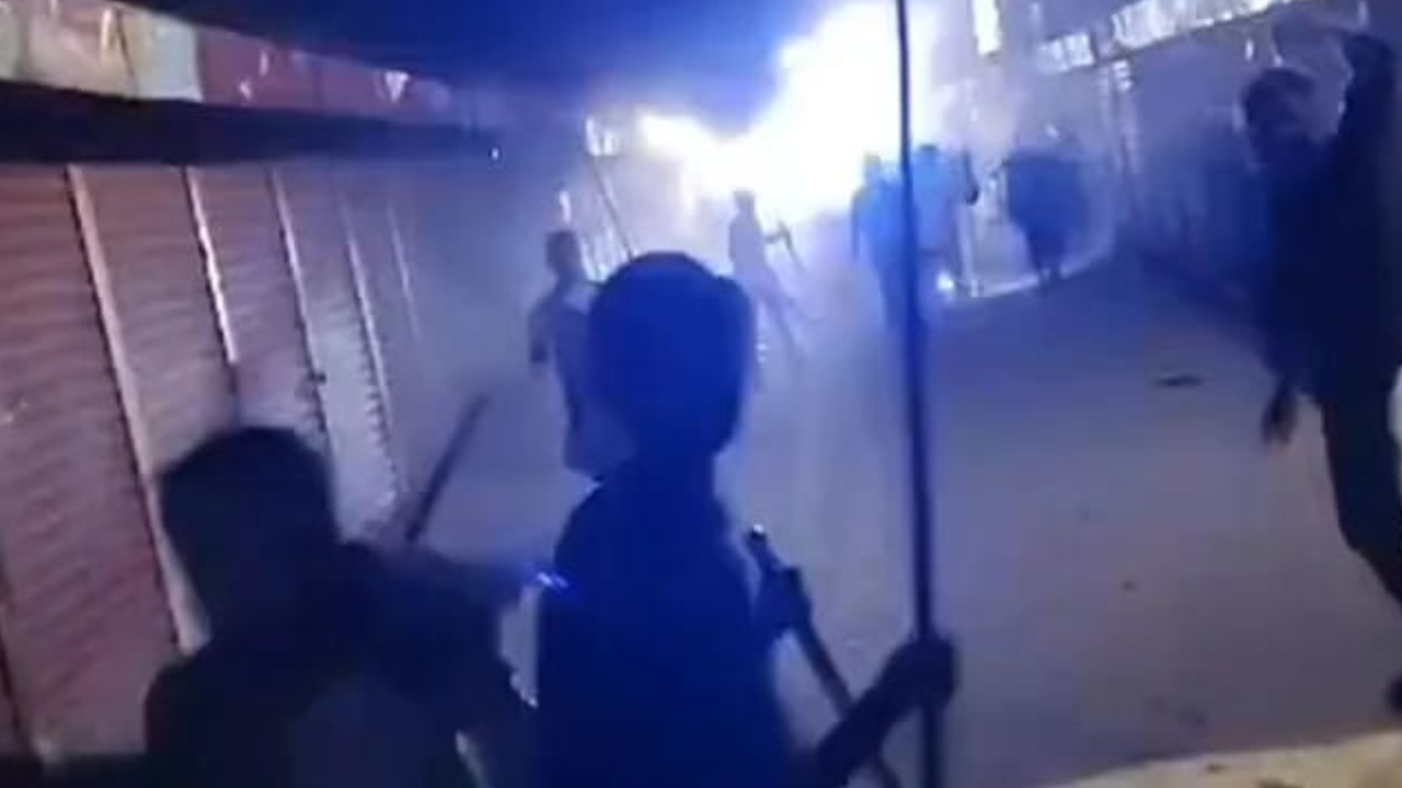 টর্চ জ্বালিয়ে দুই পক্ষের সংঘর্ষ, আহত ৩০