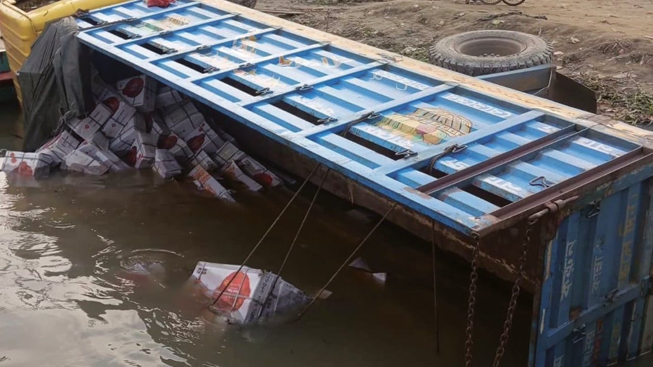 ফেরিঘাটে আবার নদীতে পড়লো পণ্যবাহী ট্রাক, নিহত শ্রমিক