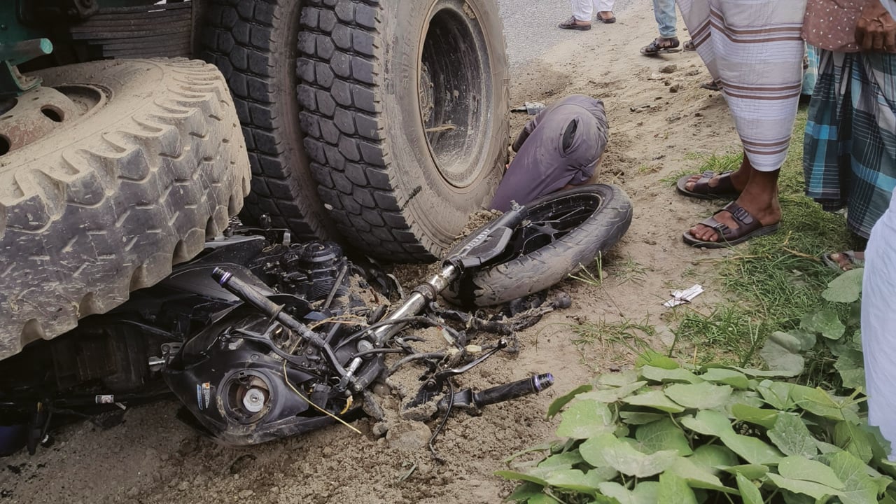 ট্রাকচাপায় দুই মোটরসাইকেল আরোহী নিহত