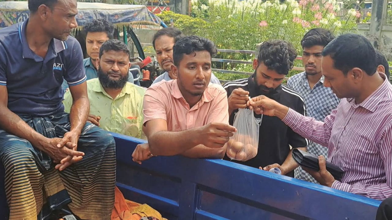 গাইবান্ধায় ট্রাকসেলে সুলভ মূল্যে মাংস-দুধ-ডিম বিক্রি