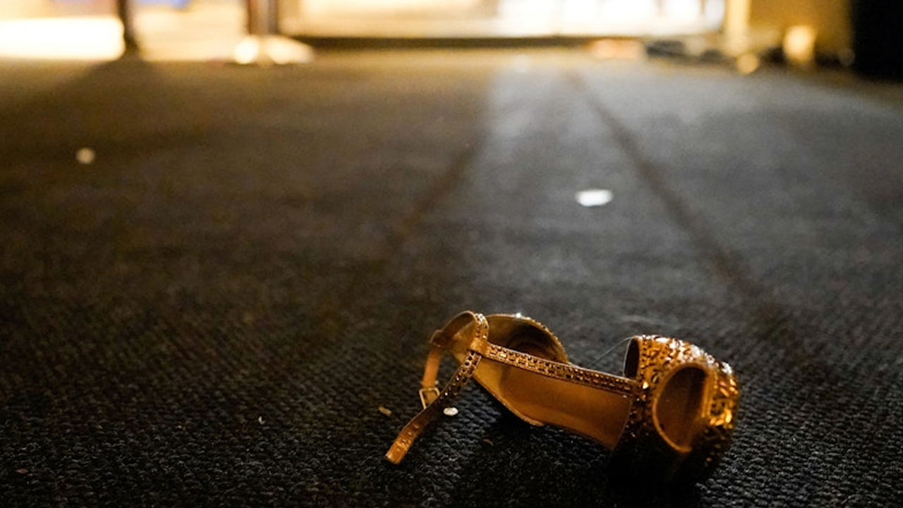 আতঙ্কে ছোটাছুটি করার সময় কোনো অতিথির পা থেকে খুলে পড়া জুতা