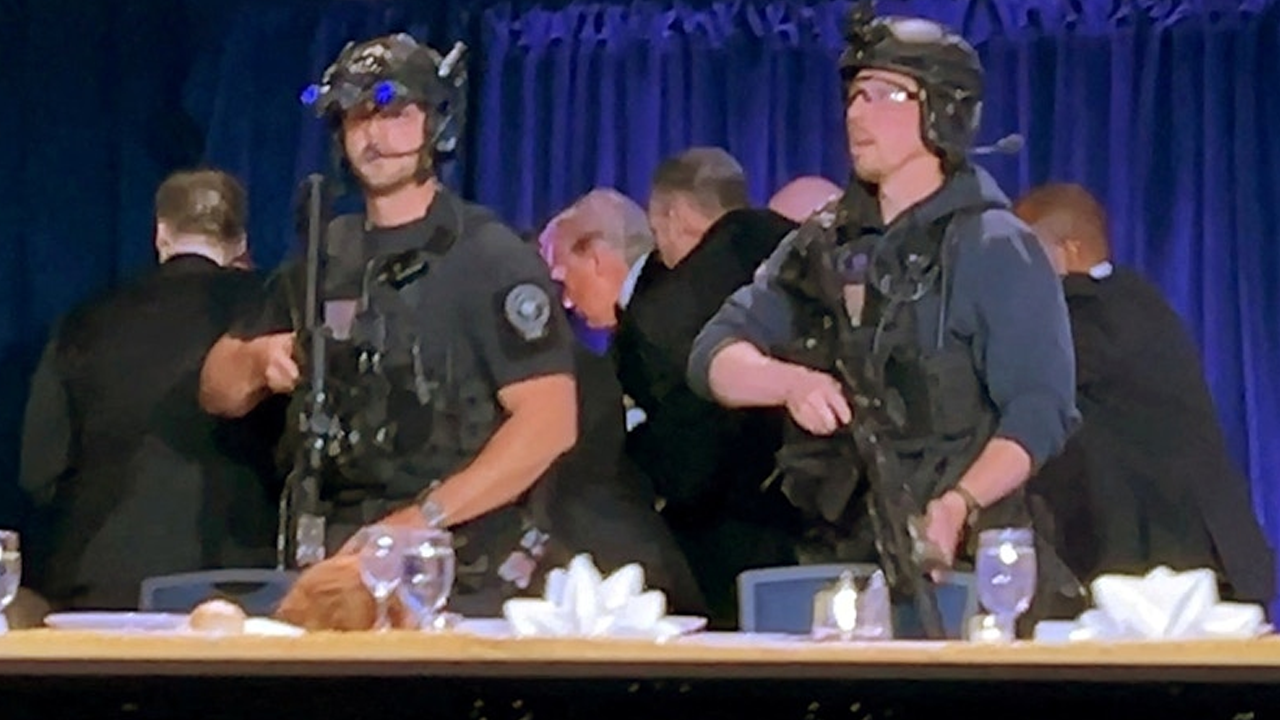 মার্কিন প্রেসিডেন্ট ডোনাল্ড ট্রাম্পকে নৈশভোজ অনুষ্ঠান থেকে নিরাপদে সরিয়ে নেন নিরাপত্তা কর্মকর্তারা