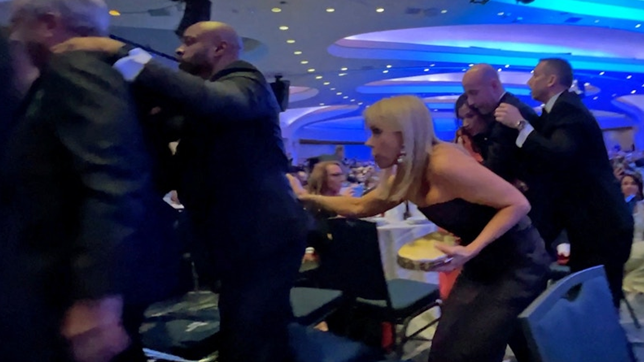 স্বাস্থমন্ত্রী রবার্ট এফ কেনেডি জুনিয়ার ও তার স্ত্রী চার্লি হাইনসকে নিরাপদ স্থানে সরিয়ে নেওয়া হয়