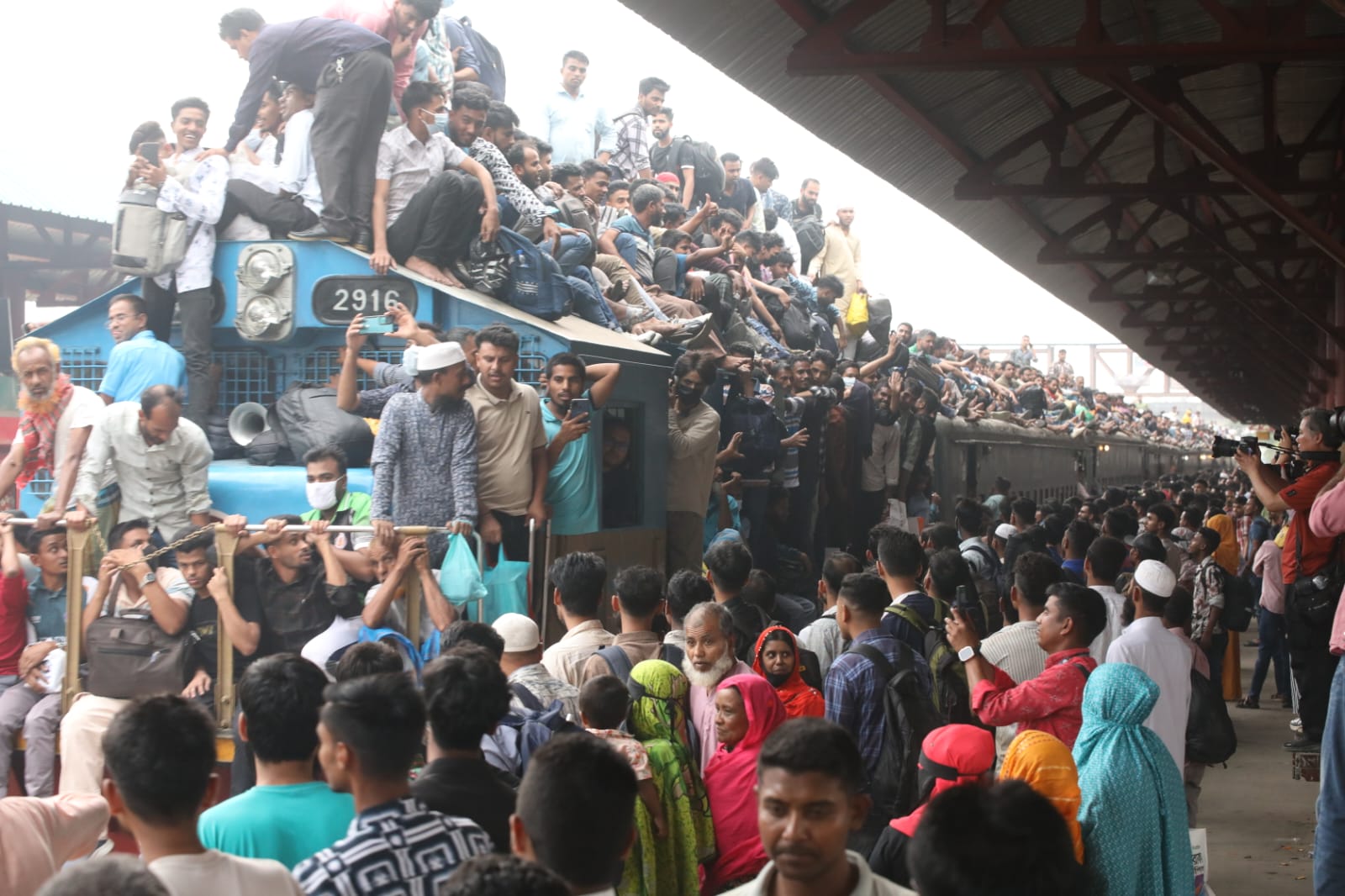 যাত্রীর চাপে যেন তীল ধরনের ঠাই নাই ট্রেনে