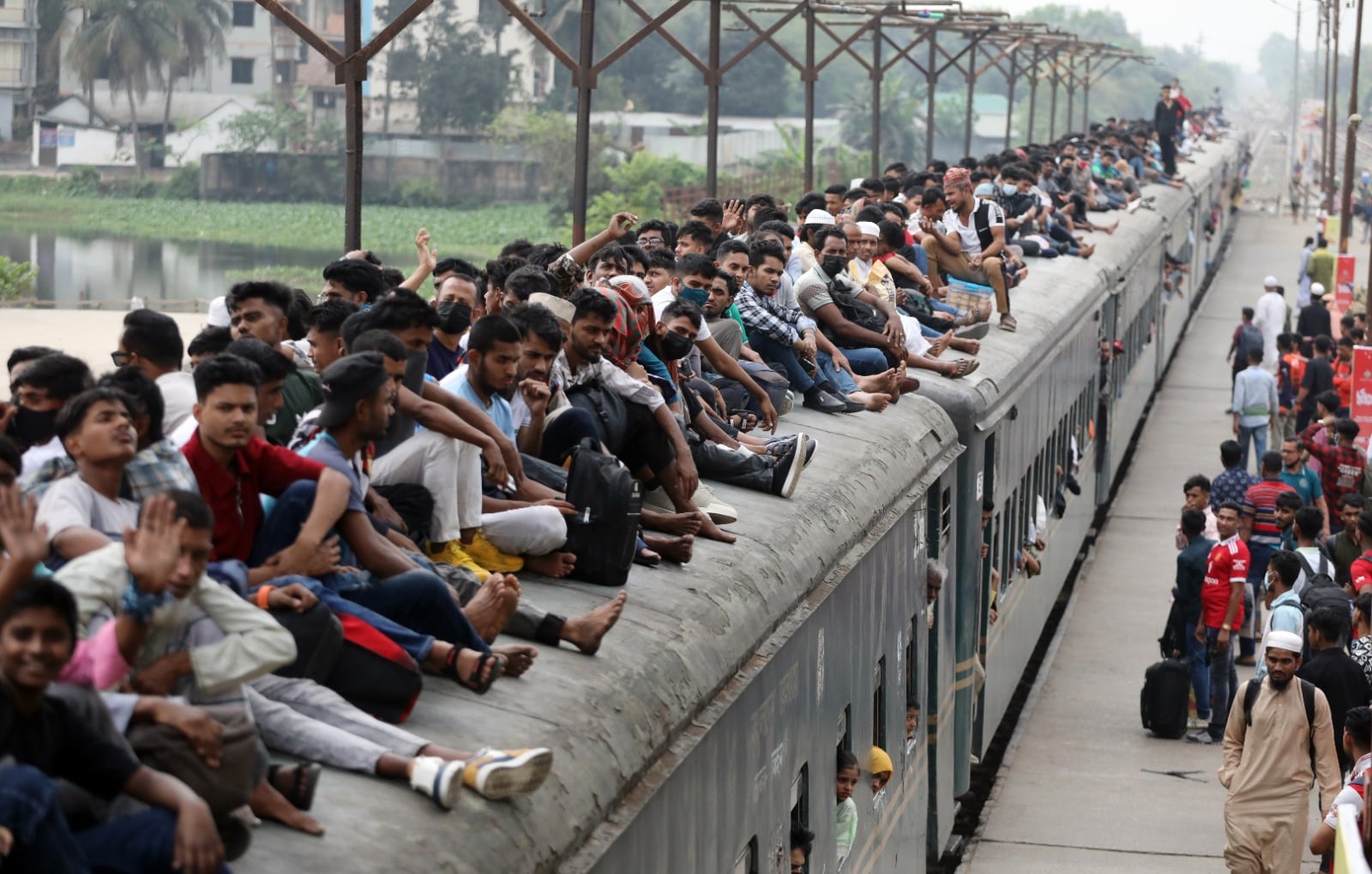 সিট না পেয়ে ট্রেনের ছাদে যাত্রীরা