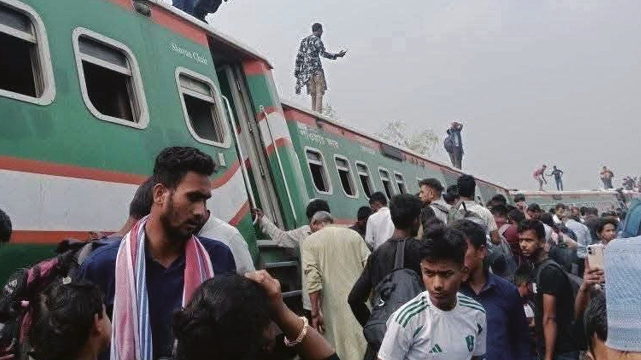 নীলসাগর এক্সপ্রেস লাইনচ্যুত, বহু যাত্রী আহত