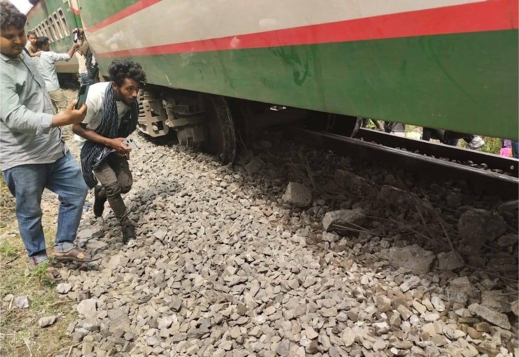 ট্রেন দুর্ঘটনা (2)