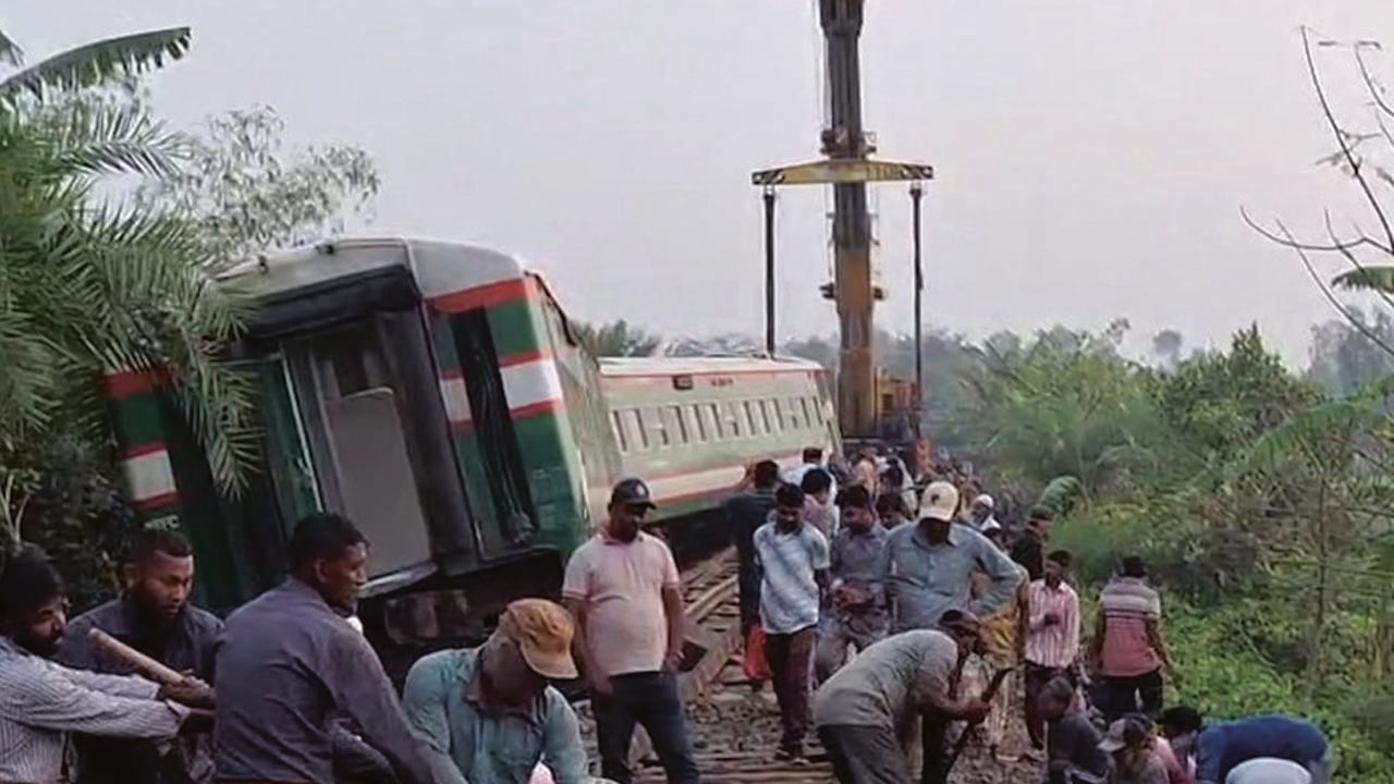 নীলসাগর এক্সপ্রেসের ৭ বগি উদ্ধার, চলছে রেললাইন মেরামত