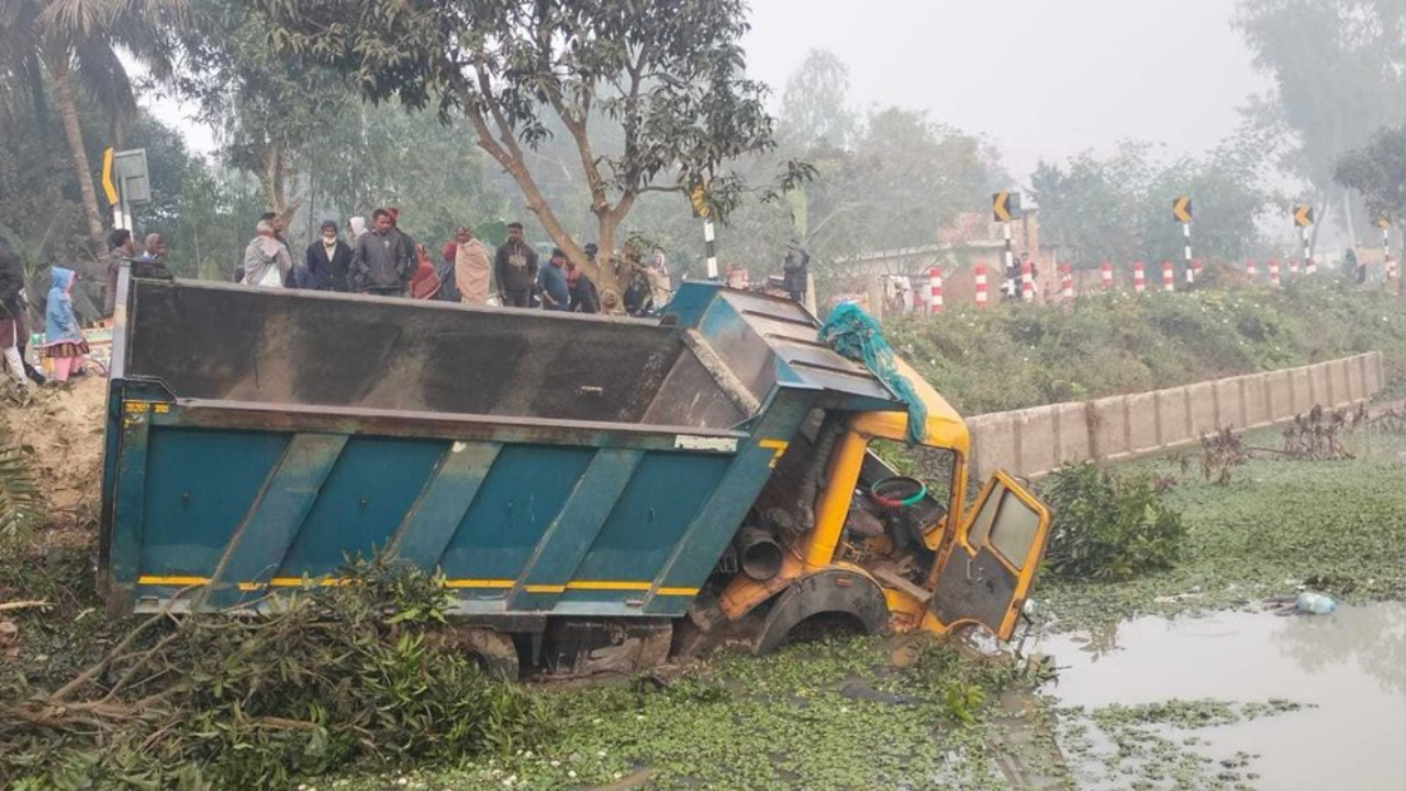নওগাঁয় ট্রাকের ধাক্কায় নিহত ৫