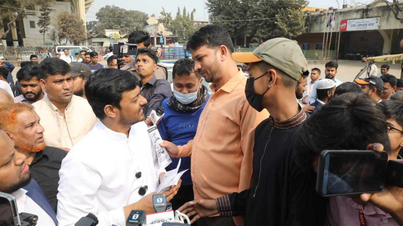 ঢাকা-৮ আসনের জামায়াত-জাতীয় নাগরিক পার্টি (এনসিপি) মনোনীত প্রার্থী নাসীরুদ্দীন পাটওয়ারীকে কমলাপুর এলাকায় নির্বাচনী প্রচারণার কাজে দেখা যায়। ছবি: হারুন-অর-রশীদ