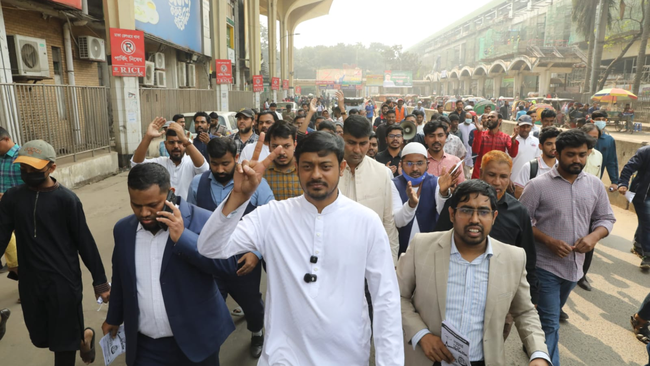 এই সময় জয়সূচক 'ভি চিহ্ন' দেখান নাসীরুদ্দীন পাটওয়ারী। ছবি: হারুন-অর-রশীদ
