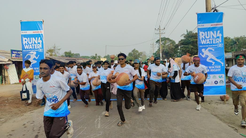 উপকূলে সুপেয় পানির সংকট তুলে ধরতে কলস হাতে দৌড়