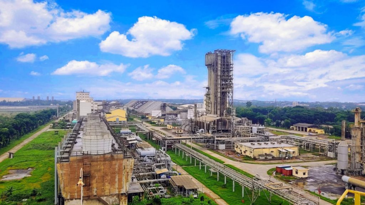 ৫ ইউরিয়া সার কারখানায় উৎপাদন বন্ধ