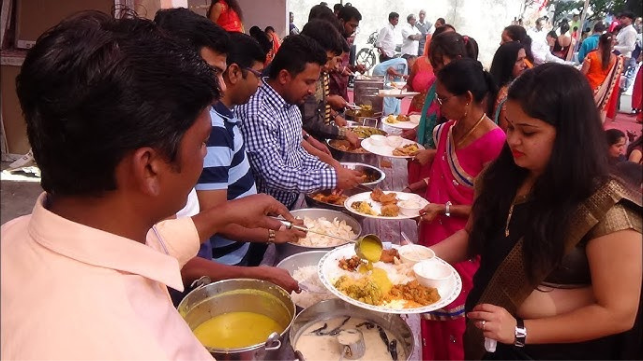 ভারতে হোটেল-রেস্তোরাঁয় কাটছাট, পেছানো হচ্ছে বিয়ের অনুষ্ঠান