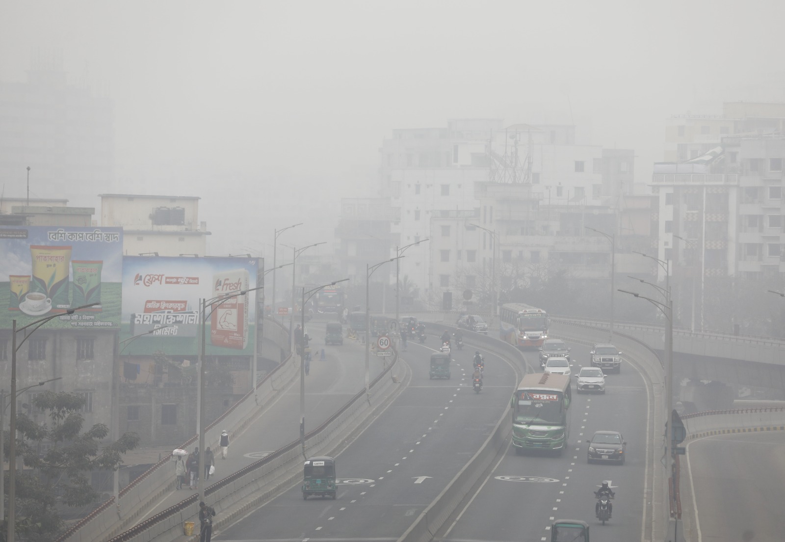 ঘন কুয়াশায় ঢাকা রাজধানীর যাত্রাবাড়ী ফ্লাইওভার।