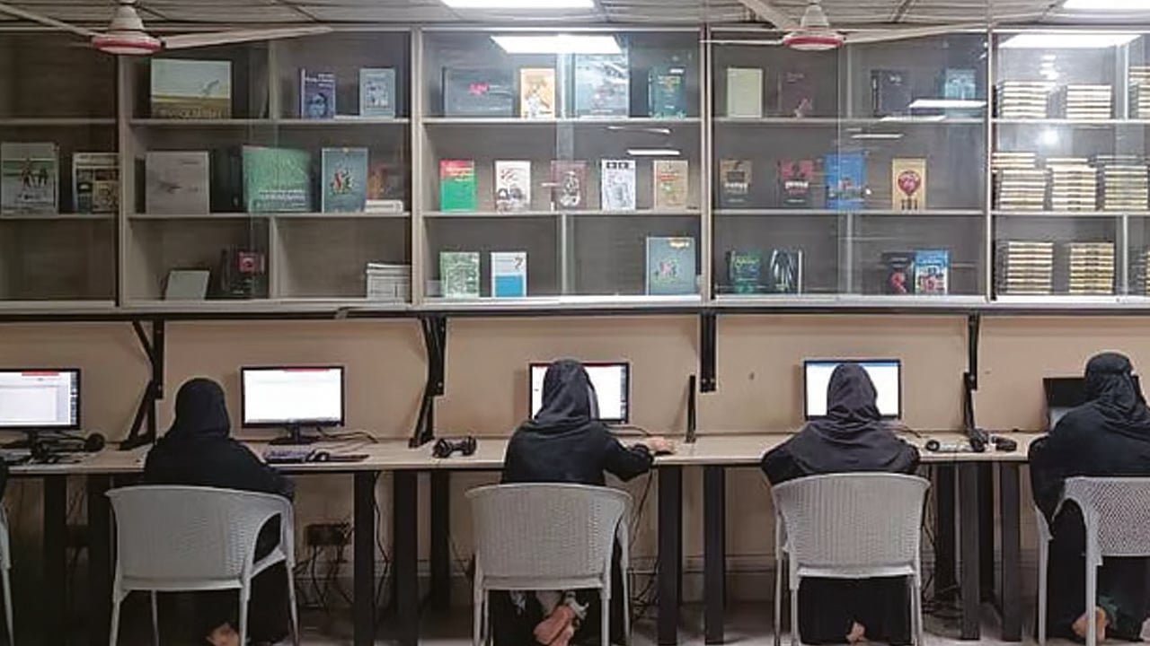যে গ্রামে বিনামূল্যে কম্পিউটার শেখানো হয়
