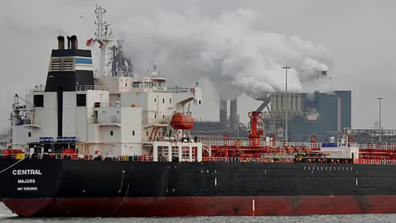 যুদ্ধের পর দেশে এলো প্রথম অকটেনবাহী জাহাজ