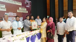 ছয় বিদ্যালয়ে বই ও বুক শেলফ উপহার দিলেন পাবিপ্রবি উপাচার্য