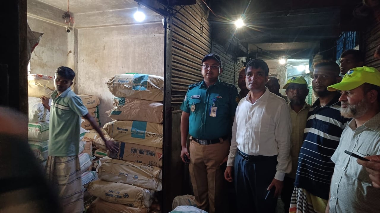 অবৈধ পলিথিন বিক্রি ও গুদামজাতকরণের বিরুদ্ধে ডিএসসিসির যৌথ অভিযান