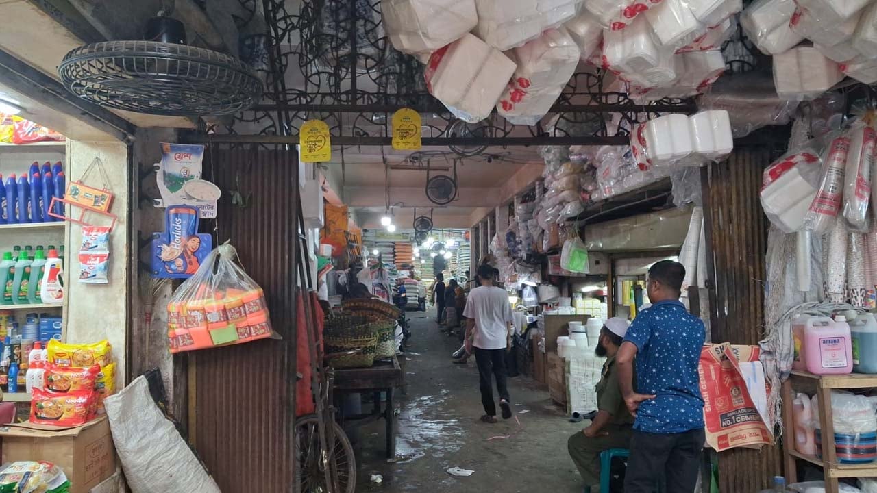 রাজধানীর কারওয়ান বাজারে নিত্যপণ্যের দোকানগুলোয় সুনসান নীরবতা। ছবি: সিজেডএন টোয়েন্টিফোর