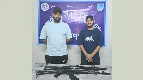 খেলনা বন্দুক হাতে ভিডিও বানানো সেই দুই তরুণ আটক
