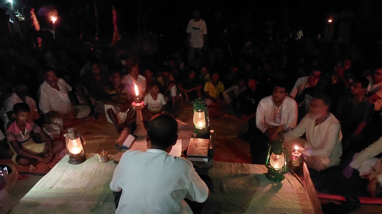 পুঁথি পাঠ করছেন আসাদুজ্জামান দুলাল। সামনে মন্ত্রমুগ্ধ দর্শক। বৃহস্পতিবার রাতে পাবনার চাটমোহর উপজেলার সোনাহারপাড়া গ্রামে। ছবি: সিজেডএন টোয়েন্টিফোর
