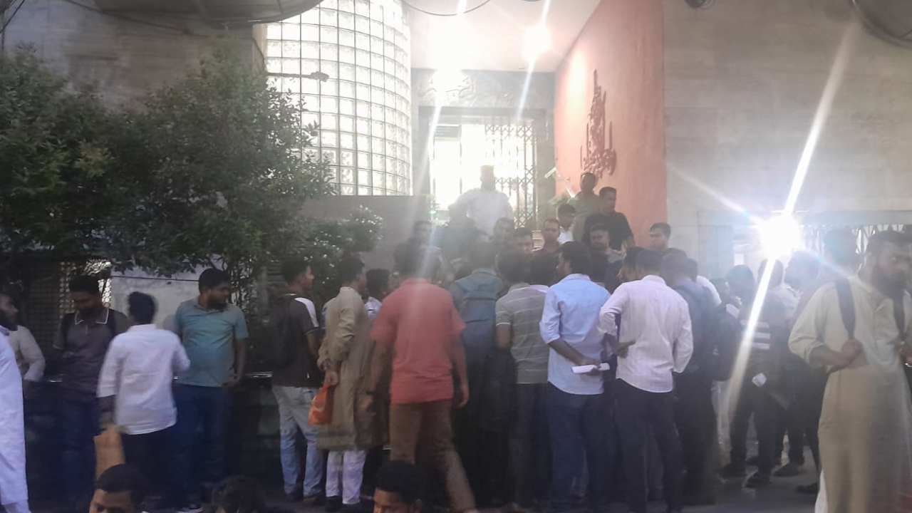 ইসলামী ব্যাংকের প্রধান কার্যালয়ে নিয়োগপ্রত্যাশীদের বিক্ষোভ