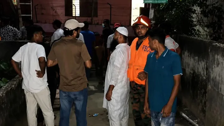 বদ্ধ ঘর থেকে দুর্গন্ধ, শিক্ষার্থীর ঝুলন্ত মরদেহ উদ্ধার