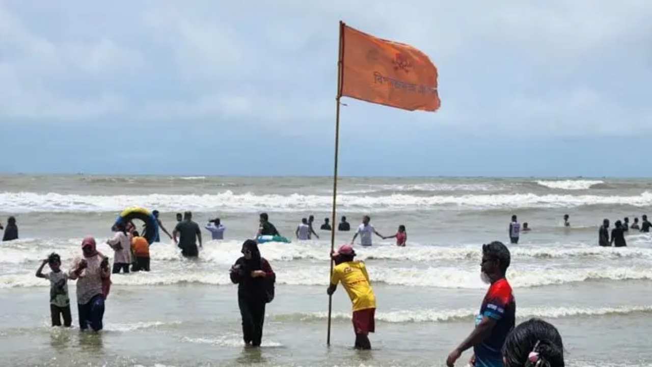কক্সবাজার সমুদ্রে গোসলে নেমে পর্যটক নিহত, নিখোঁজ ১