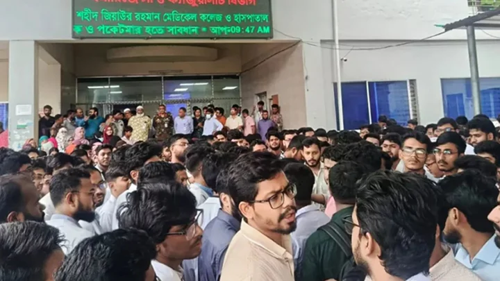 শজিমেকে ইন্টার্ন চিকিৎসকদের কর্মবিরতি, বহির্বিভাগে সেবা বন্ধ