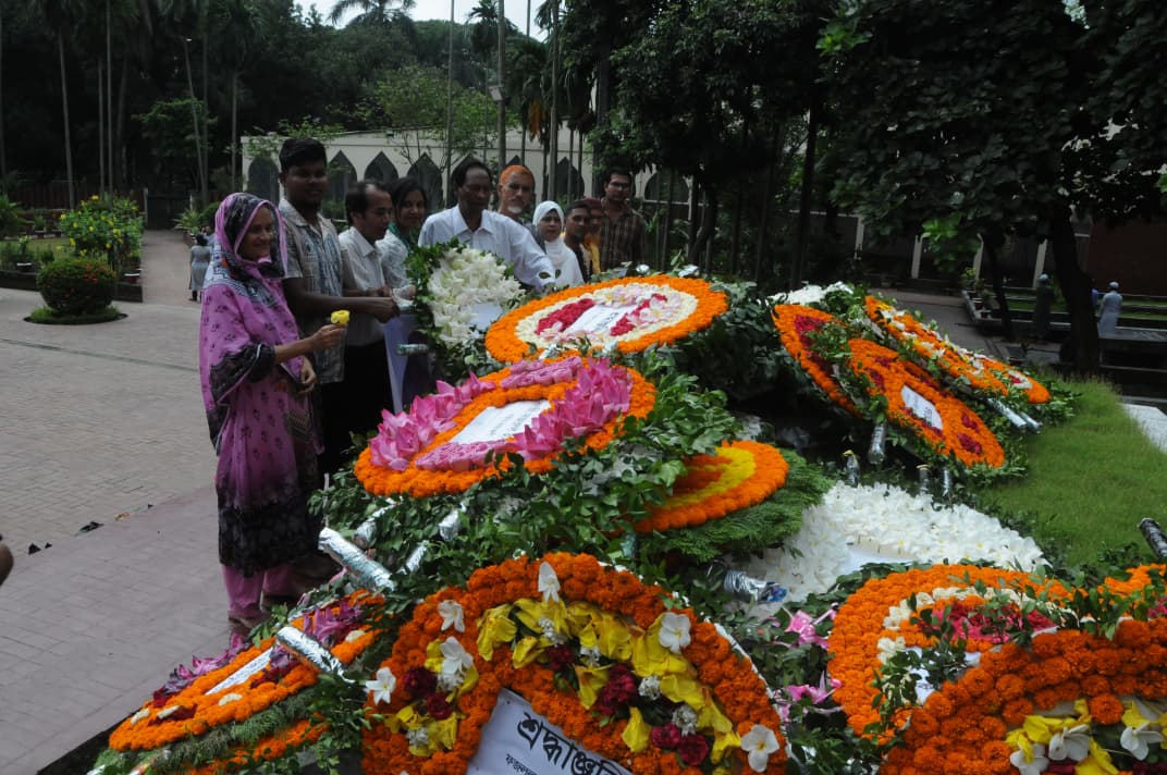 মৃত্যুবার্ষিকীতে কবির মাজারে ফুল দিয়ে শ্রদ্ধা জানান সর্বস্তরের মানুষ