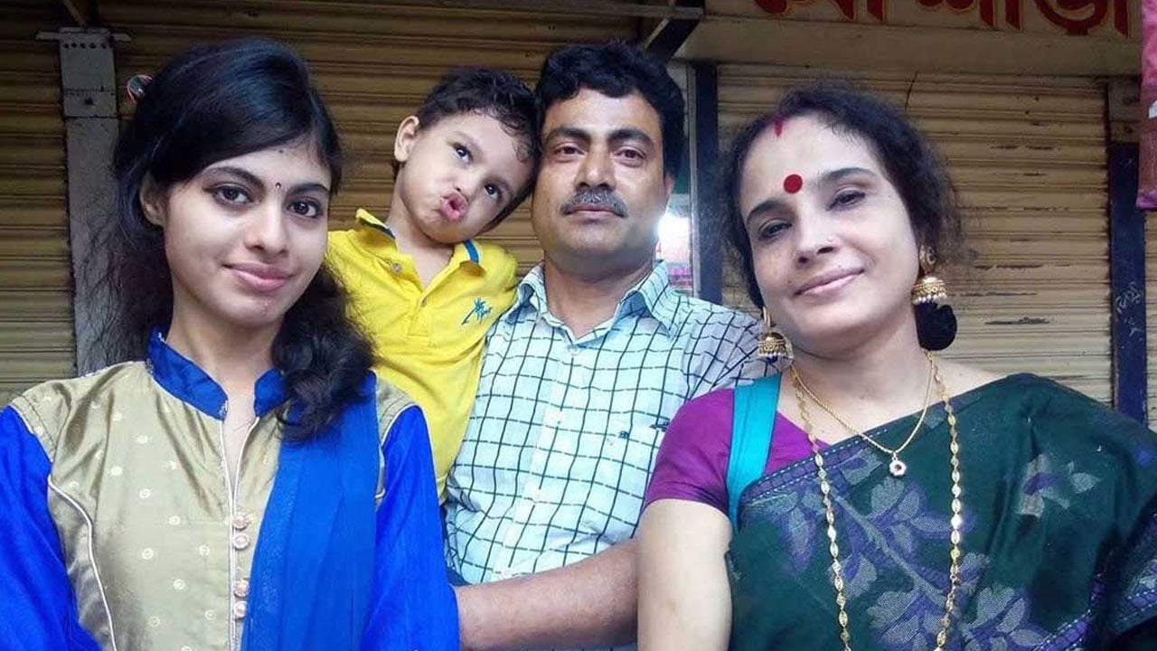 অবসরপ্রাপ্ত শিক্ষক গণপতি চক্রবর্তীর পরিবার। এ ছবি এখন শুধুই স্মৃতি