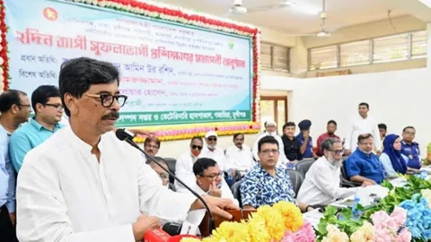 চাহিদার তুলনায় বেশি সার মজুত আছে: মন্ত্রী
