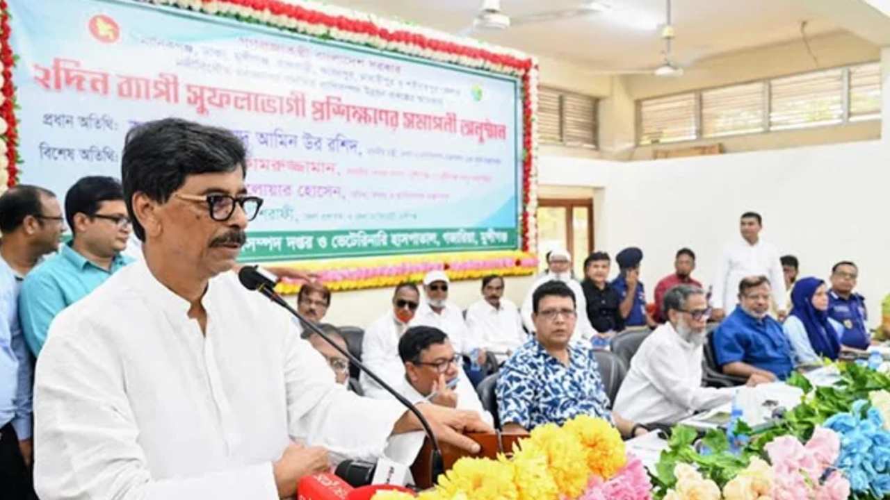 চাহিদার তুলনায় বেশি সার মজুত আছে: মন্ত্রী